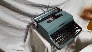 Vintage Manual Typewriter 1960s Olivetti Underwood Lettera 32 Italian made [upl. by Katuscha]