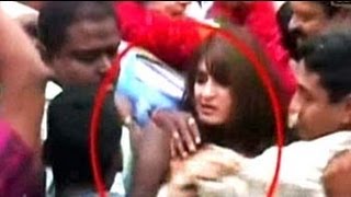 Sunanda Tharoor trapped harassed by crowd at airport [upl. by Elicul]