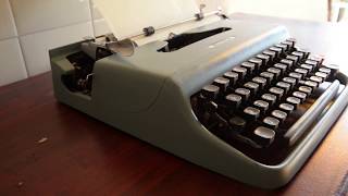 Olivetti lettera 22 vs Olivetti lettera 32 [upl. by Hudnut]